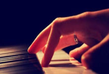 德甲-穆西亚拉绝杀 拜仁2-1科隆逆转多特蒙德夺冠.